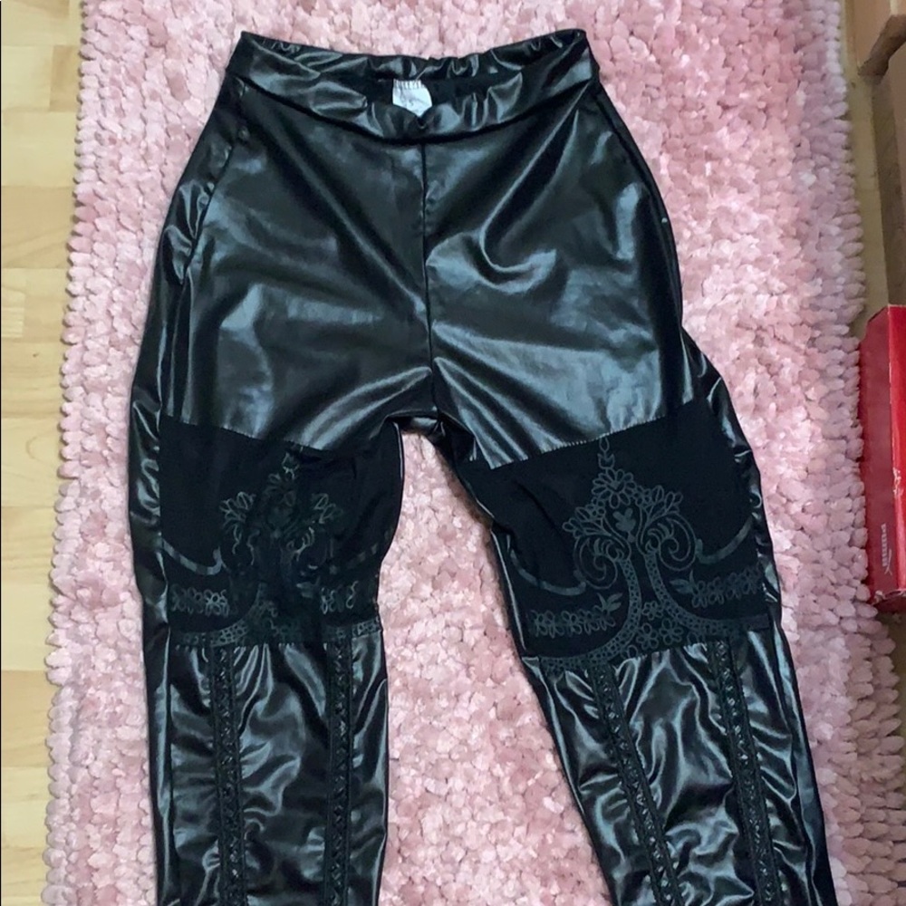 Black design leggings.
